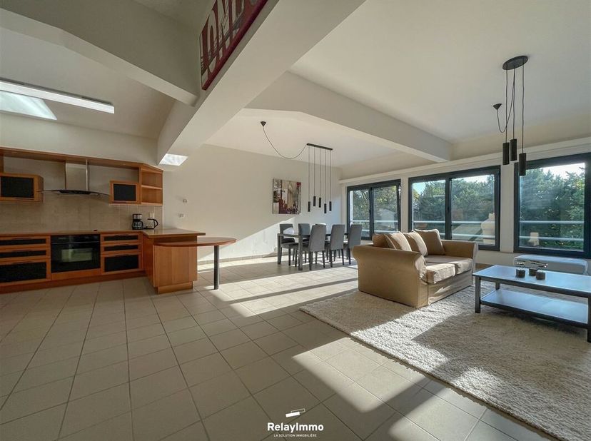 COLIVING - APPARTEMENT DELEN<br />
Schitterende flat gelegen op 2 stappen van het station van Doornik en volledig gerenoveerd. Deze flat met 3 slaapka