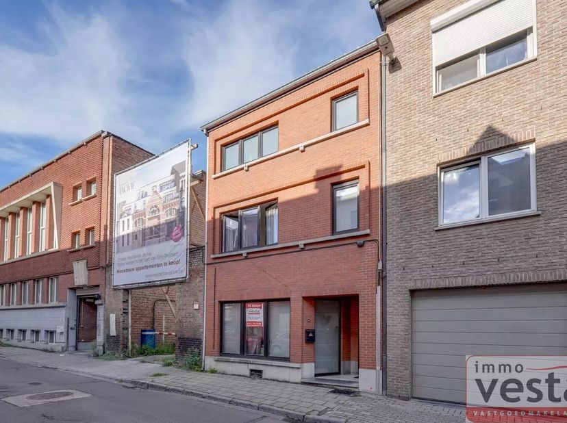 Deze degelijke gezinswoning is gelegen in de Rijschoolstraat, op een gunstige locatie nabij het centrum van Sint-Truiden. Dankzij de centrale ligging