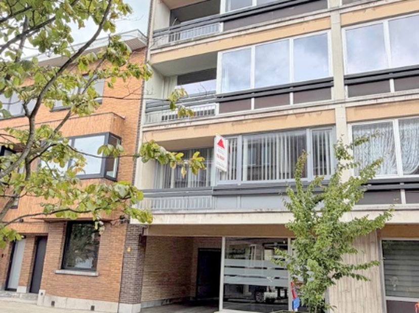 RUIM GOED ONDERHOUDEN SPECIAAL APPARTEMENT OP TOP LIGGING ( vlak in het centrum toch vrij rustig door 1 richtingstraat )&amp;nbsp;<br />
1 ste verd met li