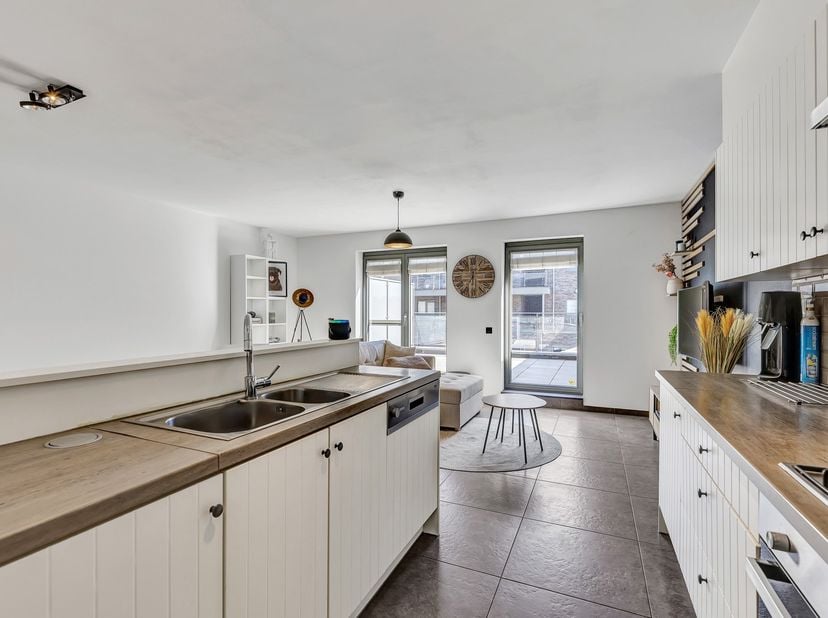 Voor meer info of een bezoek, bel 054 69 39 36 - Op een strategische ligging in Ninove bevindt zich dit recent appartement met een uitstekende energie