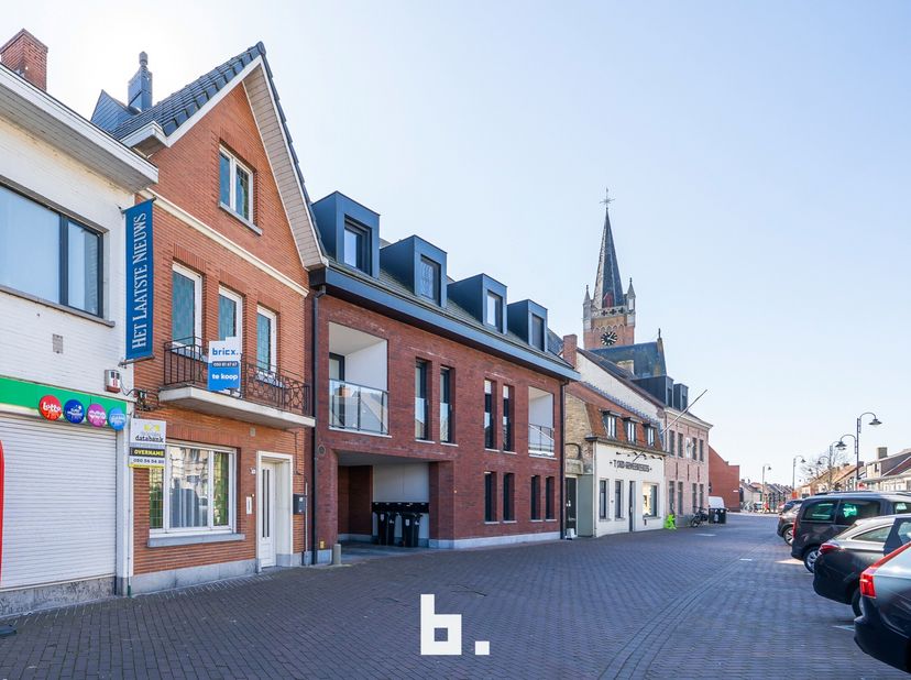 Deze zeer ruime woning met subliem open zicht op de velden van Sijsele bieden wij u te koop aan. De woning beschikt over een zeer ruime leefruimte, ve
