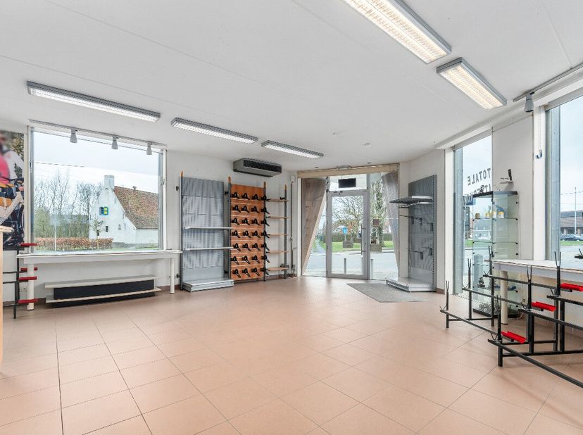 Modern en instapklaar handelspand met appartement op toplocatie in Beveren-Leie Op zoek naar een strategische locatie voor uw onderneming? Dit recent