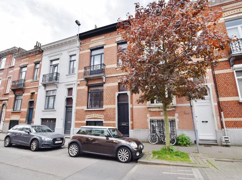 Bien présenté par Maia Zinchenko:maia.zinchenko@victoire.be<br />
Victoire-Junot vous présente:Etterbeek, à 2 pas de la rue des Tongres, cette charman