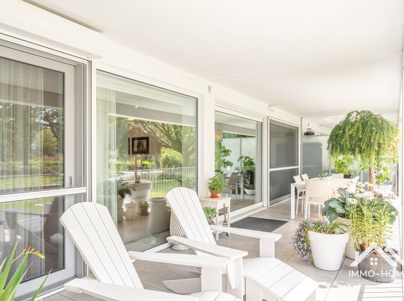 Dit prachtige gelijkvloers appartement, met high end afwerking en A-label, heeft ook een zeer uitzonderlijk ruim terras met zeer rustig uitzicht. Het