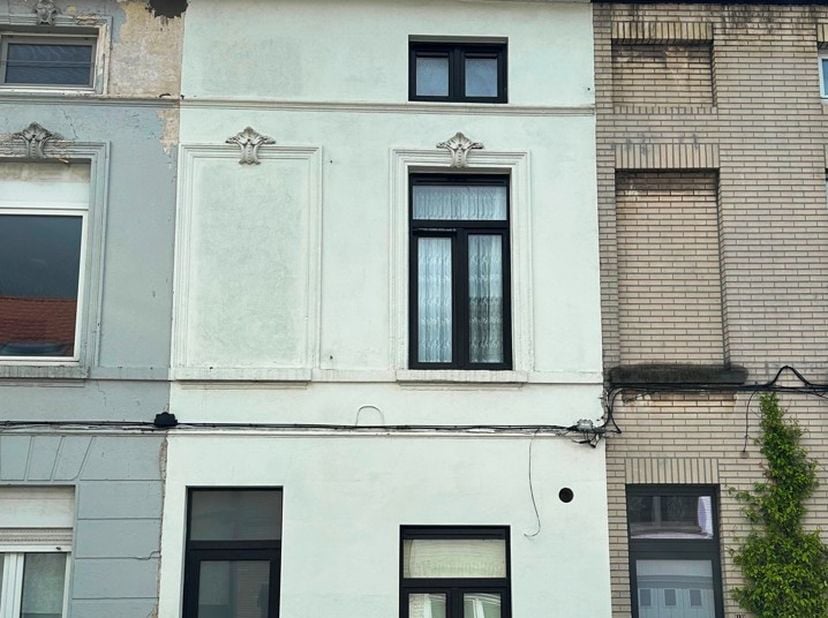 Volledig vernieuwde rijwoning. Goedgelegen nabij Hogeschool KUL-KIHO. Op 1 km van Gent Korenmarkt. Mobiscore 9,2/10. Ideaal voor uw studerende kindere