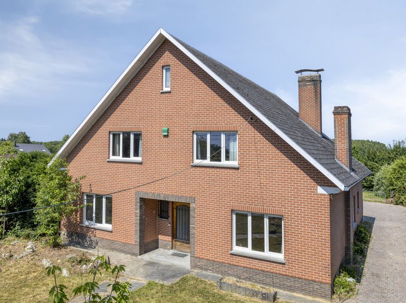 Familiewoning voor paardenliefhebbers in een rustige en groene straat aan de grens met Overijse en dicht bij het centrum van Maleizen.<br />
Deze eige