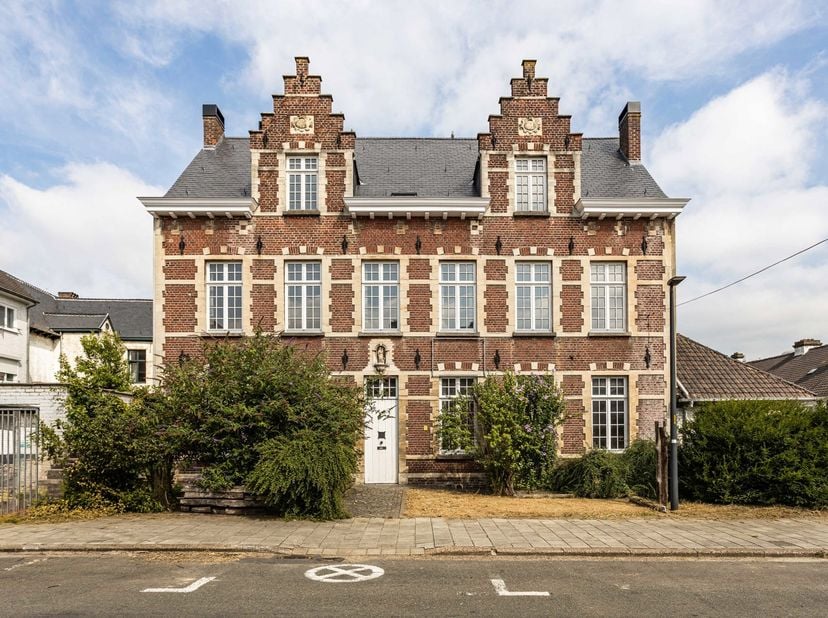 Op een toplocatie op het authentieke Begijnhof in het centrum van Aalst staat dit statige herenhuis op een perceel van 2a 23ca. Met een in 2025 hoogwa