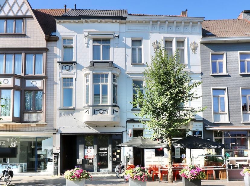 Op de markt van Eeklo vindt u deze uitzonderlijke opportuniteit: een commercieel handelspand op een topligging. Hier geniet u dagelijks van maximale z