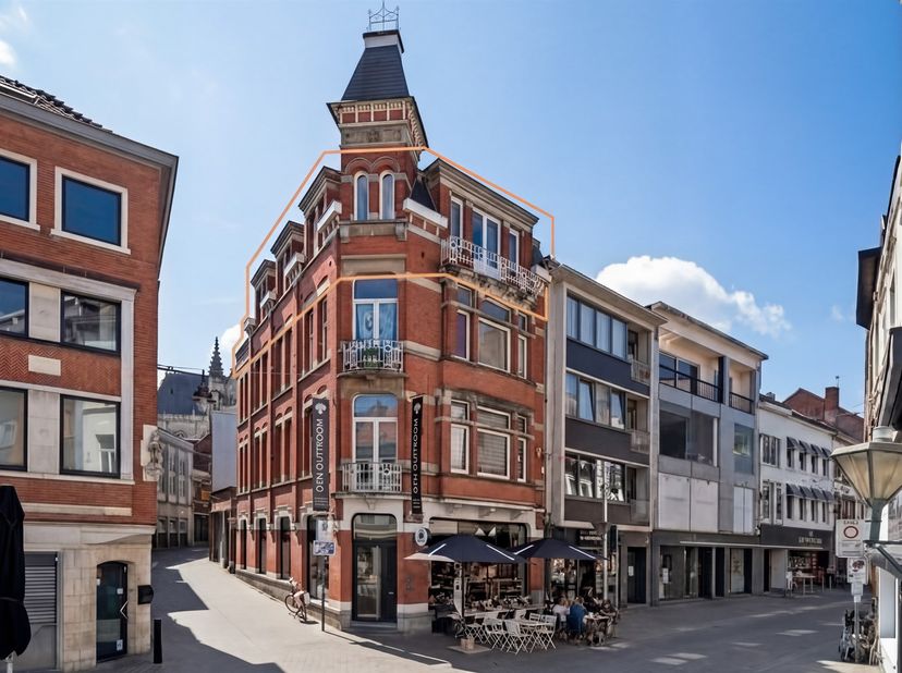 Bent u op zoek naar een appartement met potentieel op een centrale ligging in Aalst? Dan is dit appartement op de tweede verdieping zeker het ontdekke