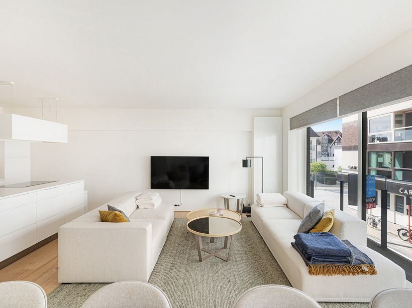 Cet appartement moderne avec vue latérale sur la mer est idéalement situé, à proximité des commerces de la Kustlaan et à quelques pas de la plage et d
