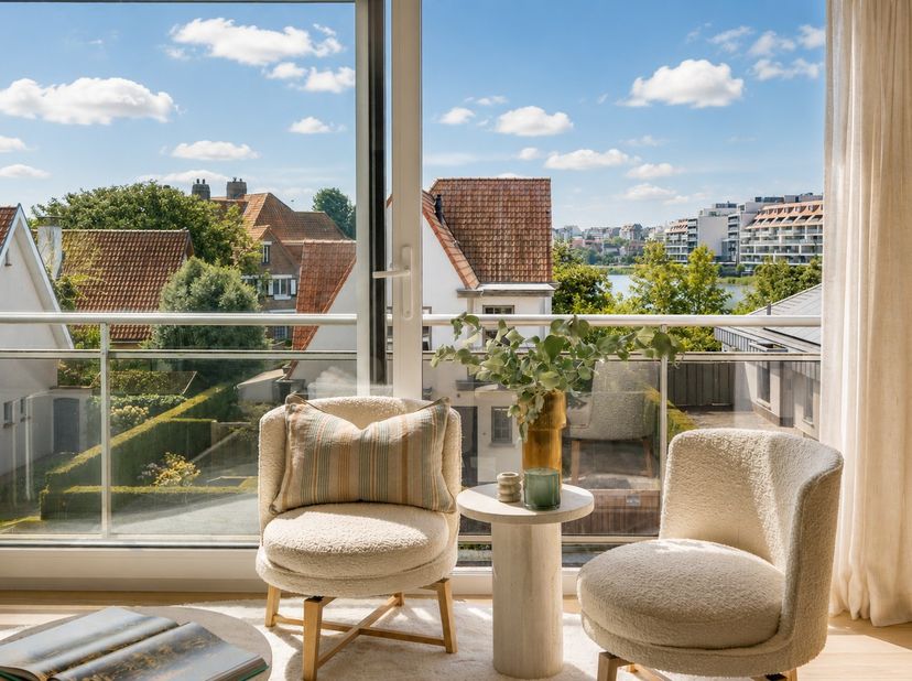 Schitterend gelegen appartement, compleet gerenoveerd en voorzien van 3 slaapkamers, 2 badkamers en prachtige zichten over het Zegemeer en La Reserve.