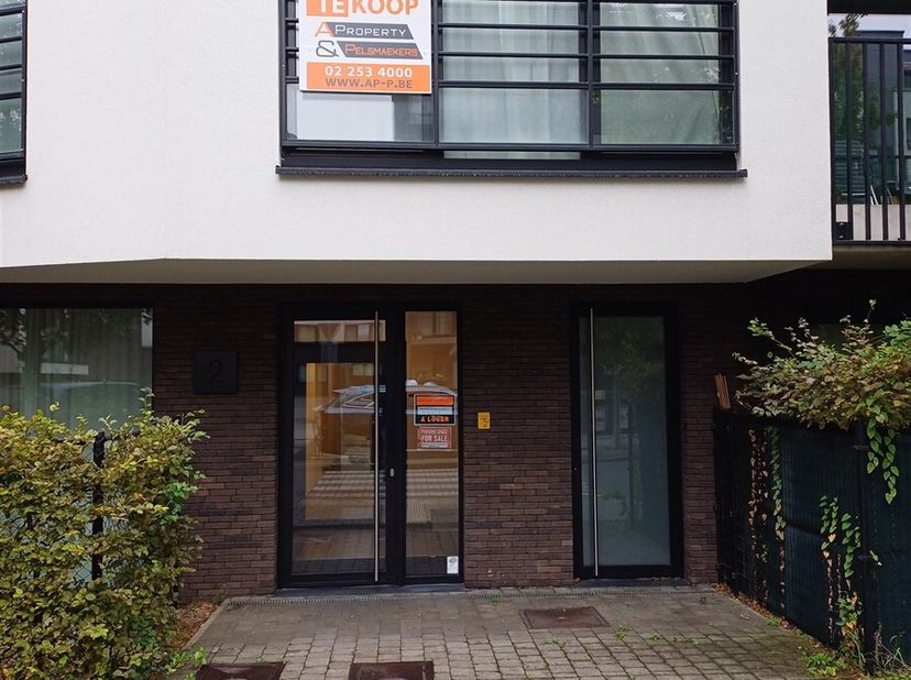 Agréable studio récent et meublé de +/- 44m² + cave.<br />
Très bien situé dans un quartier résidentiel calme et à proximité de toutes facilités: Arrê