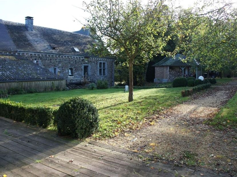 Op zoek naar een investering om uw project tot leven te brengen? MCA Immobilier stelt u dit uitzonderlijke vastgoedensemble voor, bestaande uit een ho