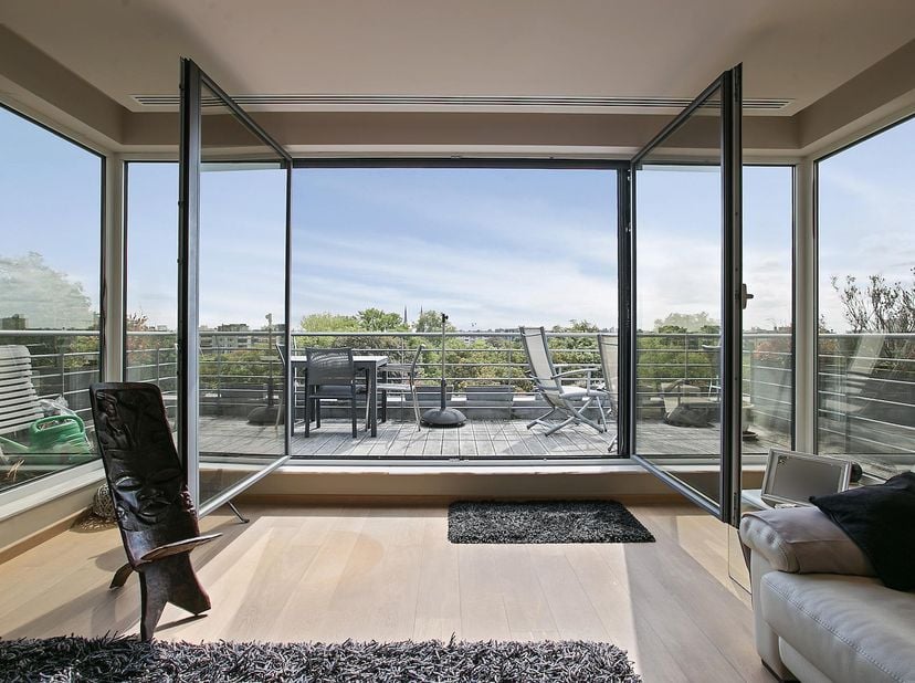Dit prachtige penthouse combineert het comfort en de ruimte van een huis met de unieke beleving van wonen op hoogte. De ruime leefruimte geniet van ee