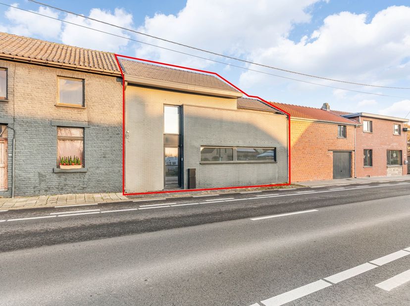 Aan de Bilzersteenweg 553 te Tongeren-Borgloon bevindt zich deze uitzonderlijke loftwoning, ontstaan uit een volledige afbraak en wederopbouw waarvan