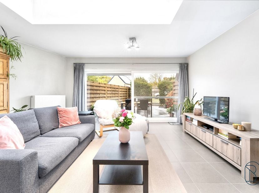 Recent en perfect instapklaar appartement met zuidgericht terras, garagebox en parkeerplaats, centraal gelegen in een aangename buurt! Dit modern afge