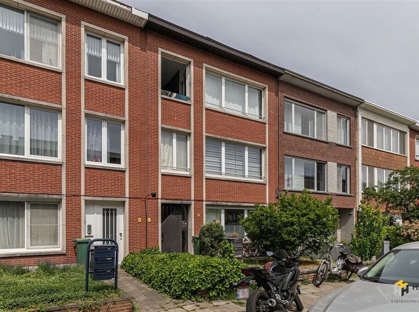 Appartement (95 m²) met 2 a 3 slaapkamers en terras in Borgerhout.<br />
Het pand is gelegen in een gezellige buurt op een boogscheut van Berchem-stat