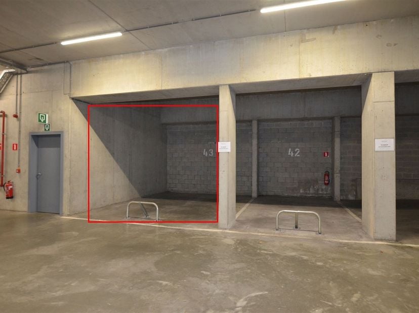 Deze ondergrondse autostaanplaats is gelegen op de -1 van 'Residentie Greenfield'.<br />
Op fietsafstand van het centrum van Hasselt met al haar faci