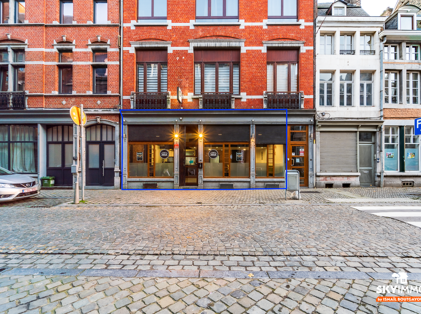 L’agence Skyimmo a le plaisir de vous présenter ce magnifique fond de commerce idéalement situé au cœur historique de Liège, dans un quartier dynamiqu