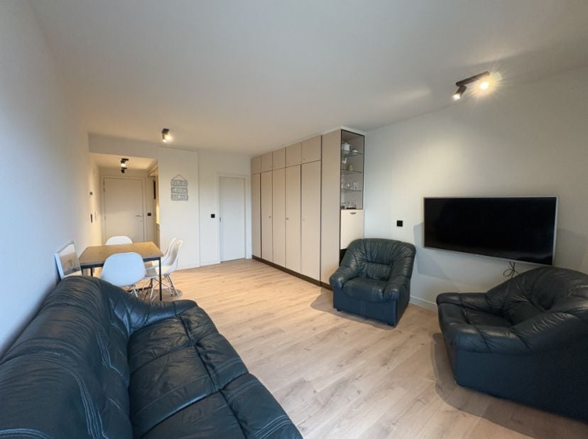 Deze lichtrijke studio op de 6de verdieping ligt op een toplocatie in Oostduinkerke. Op deze hoge verdieping geniet u van maximale rust en privacy. Ex