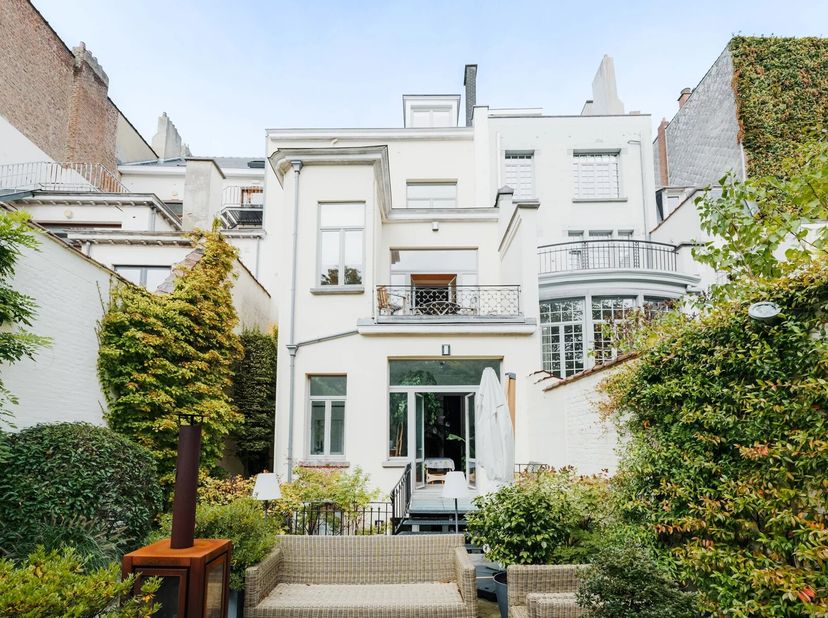 Victoire-Junot à le plaisir de vous faire découvrir en exclusivité un magnifique hôtel particulier de ±794m² bâtis au charme intemporel. Offrant une f