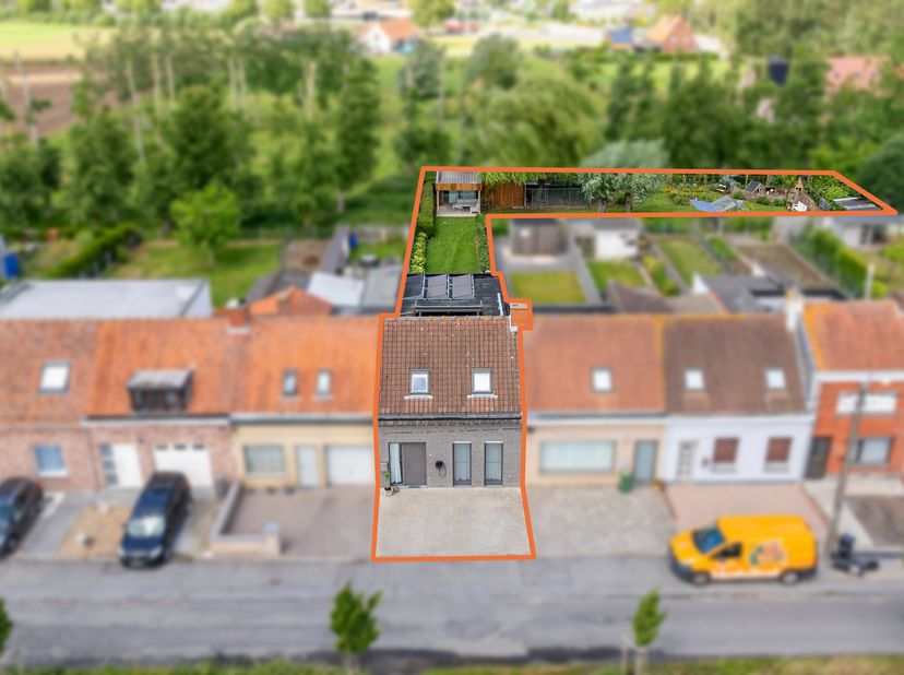 Deze landelijk gelegen woonst met privé parking beschikt over een ruim perceel van 838 m².<br />
We betreden deze woning langs de ruime hal met ingema