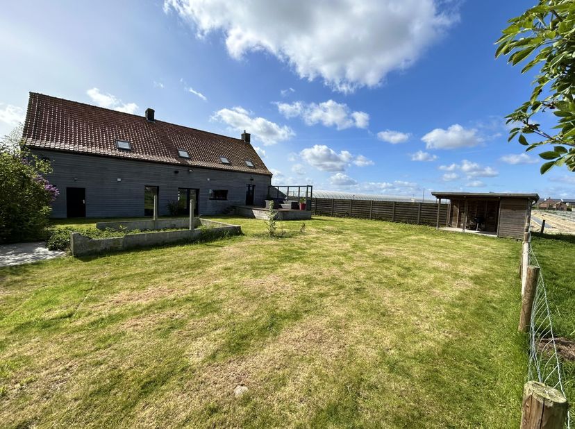 PRACHTIGE, ALLEENSTAANDE WONING -<br />
<br />
Combineert comfort met een uitzonderlijke buitenruimte. <br />
Een plek waar je zowel letterlijk als fi