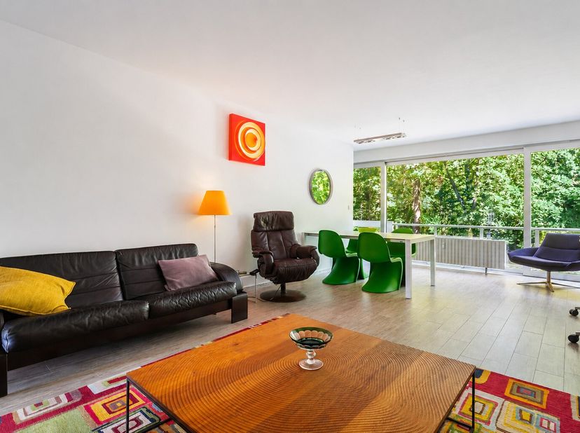 Gelegen aan de groene rand van Deurne geniet dit appartement van een uitzonderlijke ligging recht tegenover de Bremweide. Of je nu graag wandelt, spor