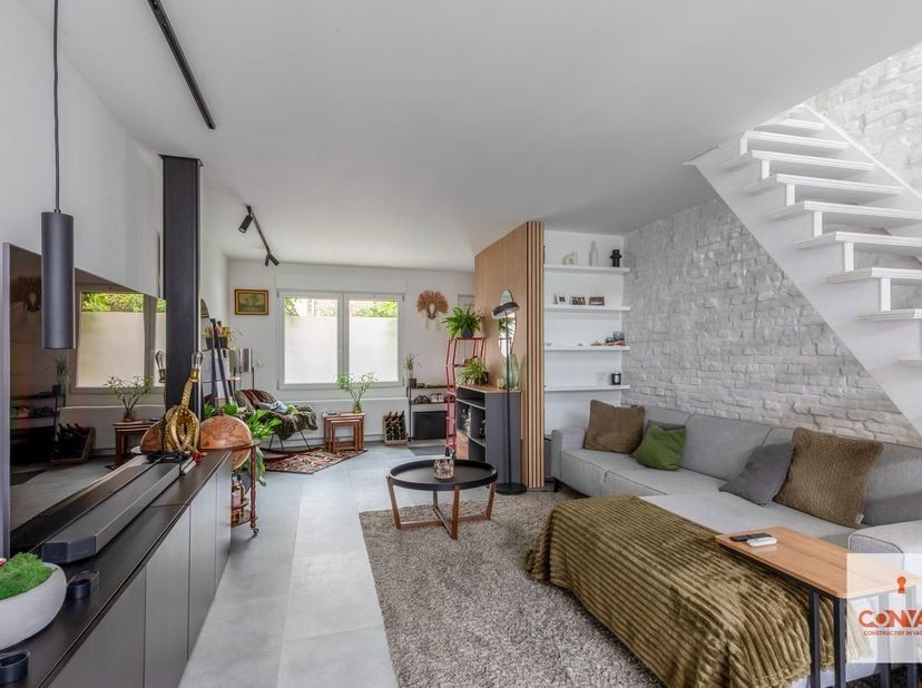 Deze gezellige stadswoning in de Hoefijzerstraat combineert een praktische indeling met een aantrekkelijke ligging. Gelegen in het bruisende Ledeberg