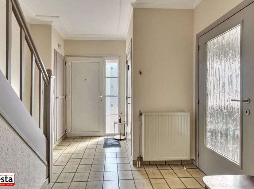 In de Notestraat, op wandelafstand van het centrum van Sint-Truiden, bevindt zich deze instapklare woning.<br />
De woning bestaat uit een hal met gas