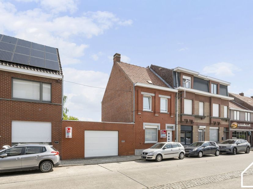 Deze charmante en goed onderhouden woning met z'n prachtige tuin biedt naast zijn landelijke verzichten ook nog eens  een toplocatie met tal van mogel