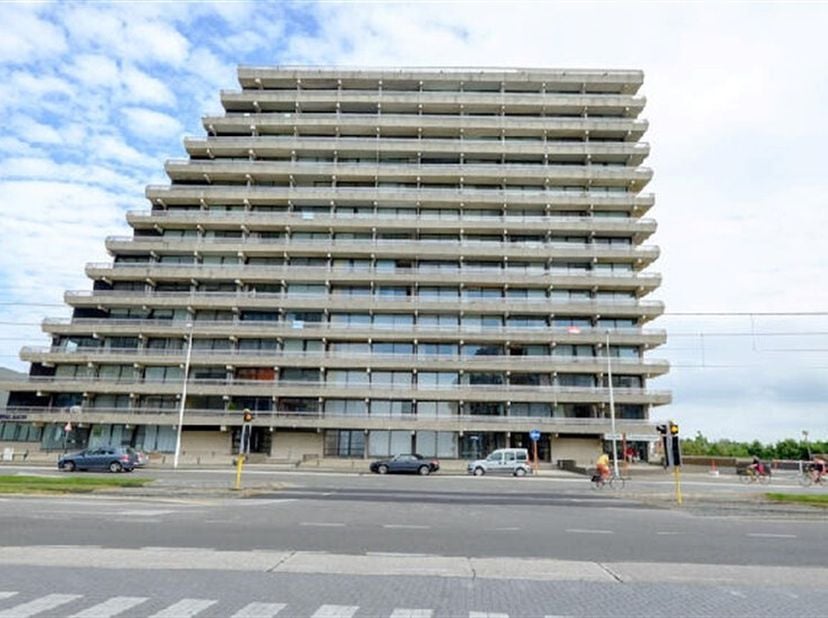 Deze parkeersplaats is gelegen in de ondergrondse verdieping van de Royal Ascot, het gebouw is te betreden met een automatische poort en bevindt zich