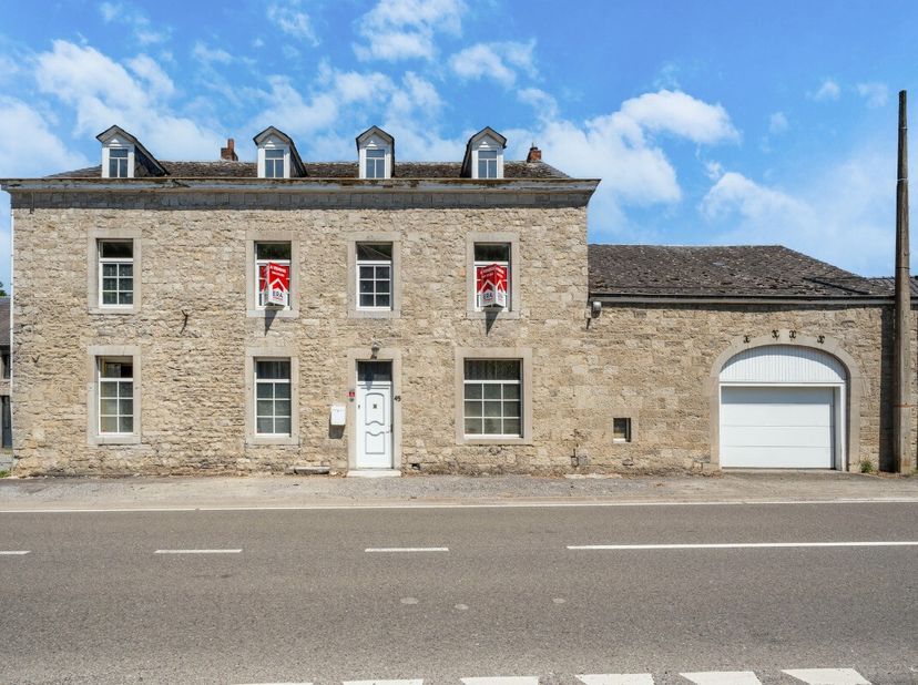 ERA B-LUX heeft het genoegen u deze prachtige natuurstenen woning voor te stellen, ideaal gelegen in het charmante dorp Aisne, deelgemeente van Durbuy