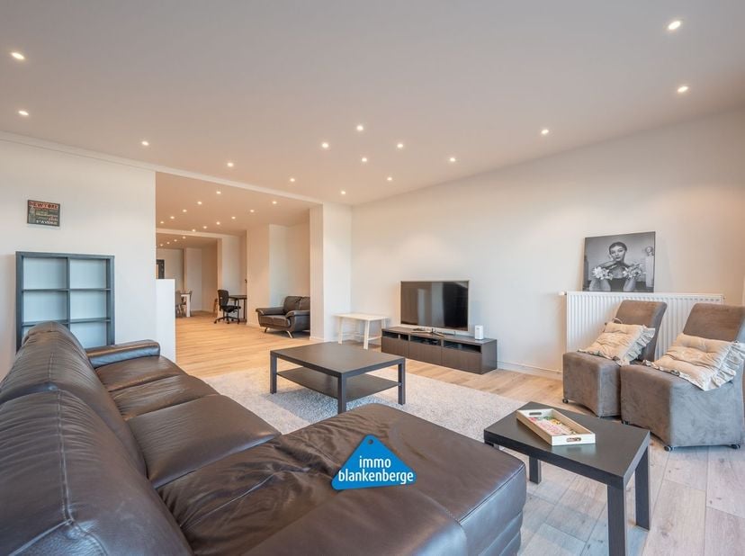 Bij het betreden van dit appartement stap je meteen binnen in een uitzonderlijk ruime leefruimte die het hart van de woning vormt. De woonkamer, eetka