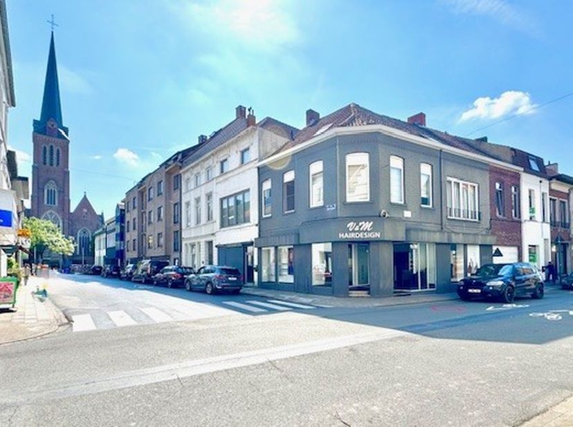 Grondig gerenoveerde woning te centrum Izegem. Gelegen nabij alles wat men nodig heeft aan winkels, voorzieningen, nachtwinkel, marktplein, zwembad, b