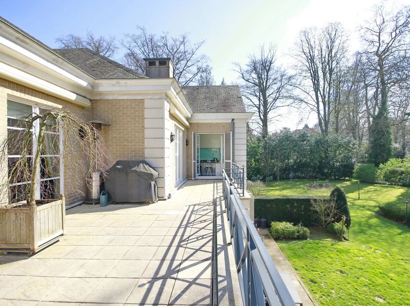 In een beveiligde residentie, mooi en rustig penthouse.<br />
Inkomhal met apart toilet, woonkamer met open haard, eetkamer, bibliotheek, volledig uit