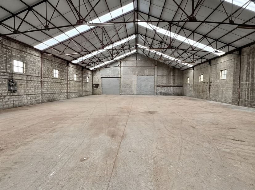 ENTREPÔT À LOUER À LIERDE.<br />
Entrepôt spacieux d'une superficie d'environ 556 m² à louer à Deftinge.<br />
Largeur 18,55 m et profondeur 30 mètres