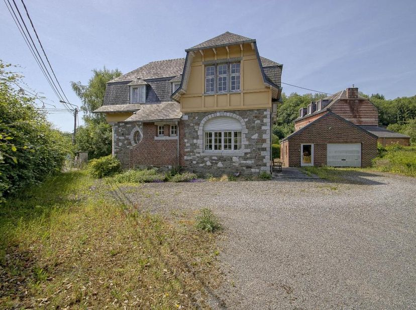 SPACIEUSE VILLA 4 FACADES<br />
<br />
Vaste villa de caractère sur une parcelle de 9 ares 56 centiares, idéalement située à Hastière-Lavaux (Chaussée