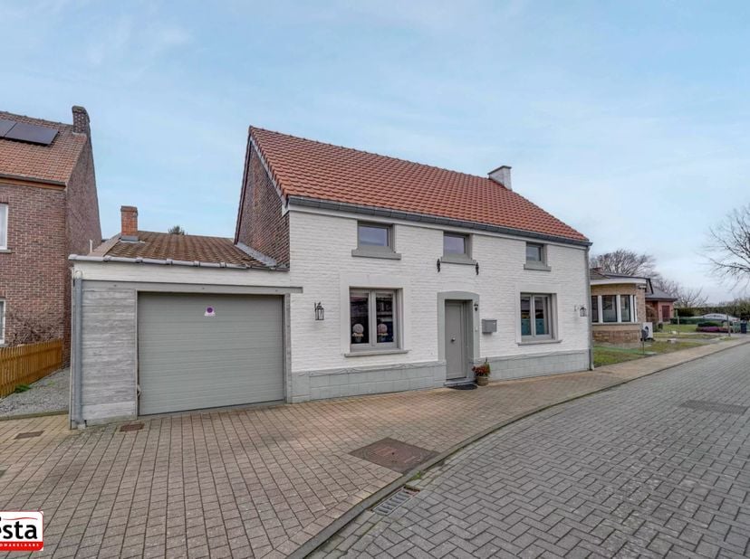 Deze prachtige woning vind je in het hart van Velm, een rustige deelgemeente van Sint-Truiden nabij Landen.<br />
De woning valt onmiddellijk op dankz