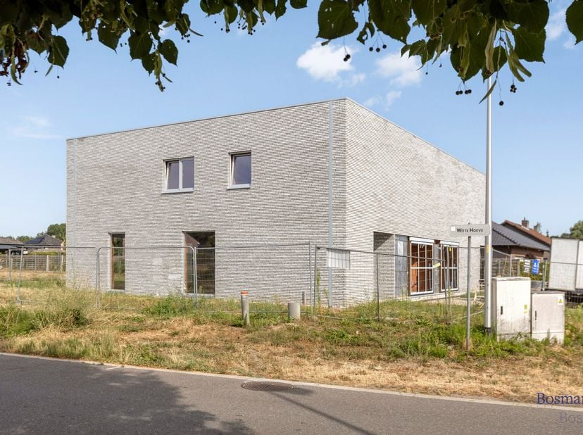 Moderne nieuwbouwwoning met 3 slaapkamers en 2 badkamers te koop in Veerle, Laakdal<br />
<br />
Op de Lakstraat, nabij het centrum van Veerle (Laakda