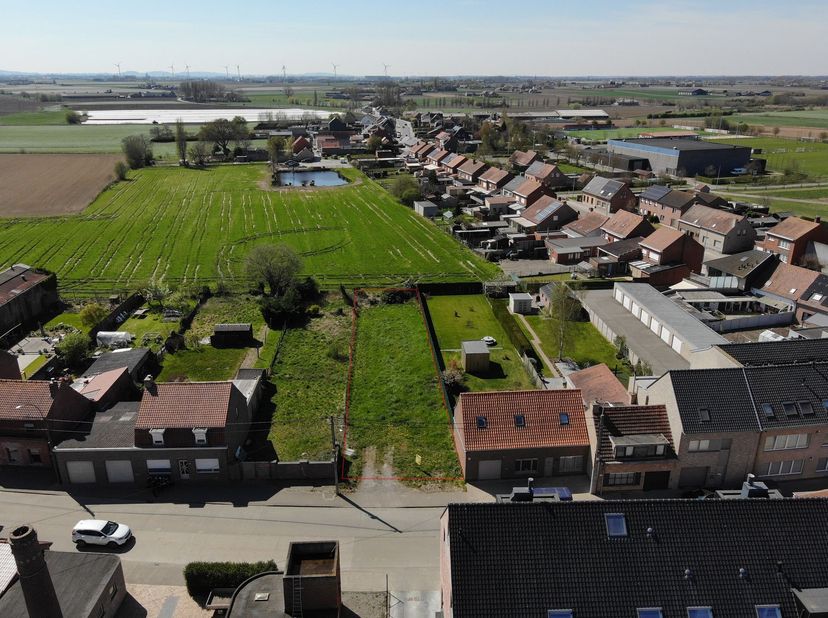 Bouwgrond van 644 m² met tal van mogelijkheden te Langemark<br />
Op zoek naar een ruim perceel voor de bouw van uw toekomstige woning? Deze bouwgron