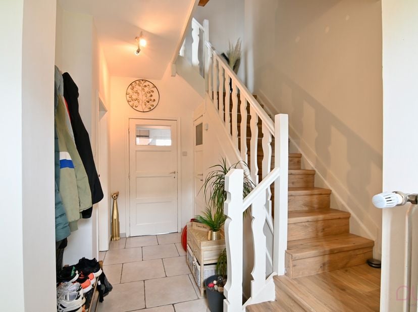 Deze charmante, leuke rijwoning is rustig gelegen in een kindvriendelijke buurt in Landen, met winkels, scholen en openbaar vervoer op wandel- en fiet