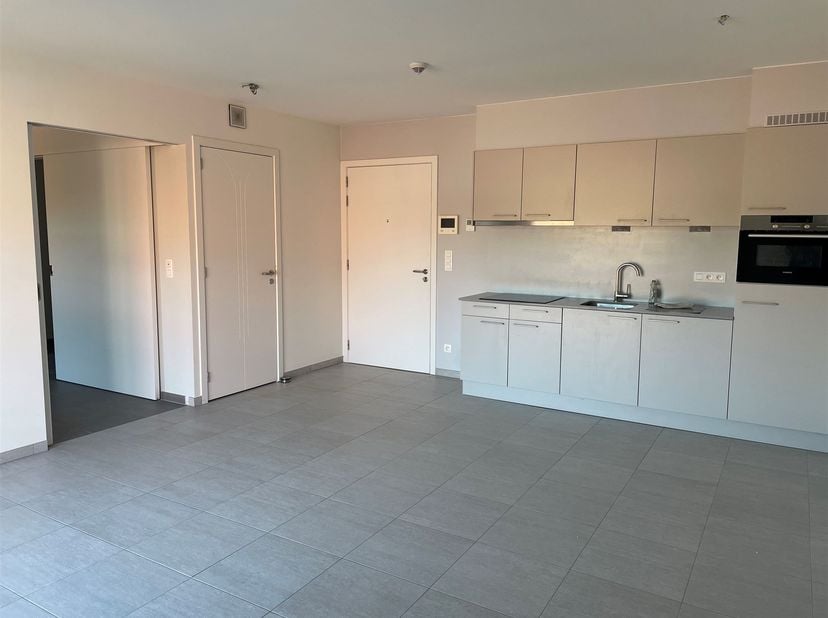 Instapklare assistentiewoning te koop in residentie Hof van Gan, Genk. <br />
<br />
Ontdek deze gloednieuwe, hoogwaardige serviceflat met 1 slaapkame