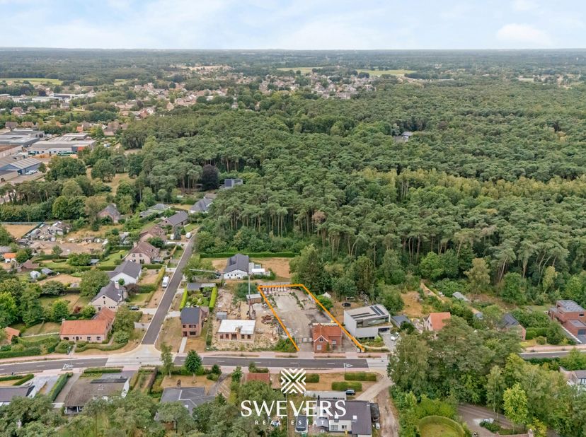 Voor meer info en foto’s, surf naar www.swevers.be – Ontdek een uitzonderlijke kans op een gegeerde locatie in Mol. In het charmante en bosrijke Achte