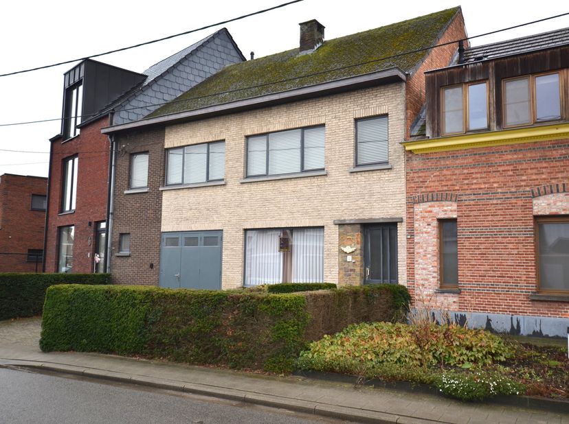 Deze eengezinswoning op een opp. van ca. 400 m² werd eind jaren ‘60 opgetrokken en is structureel in prima staat. Energetisch en esthetisch is er echt