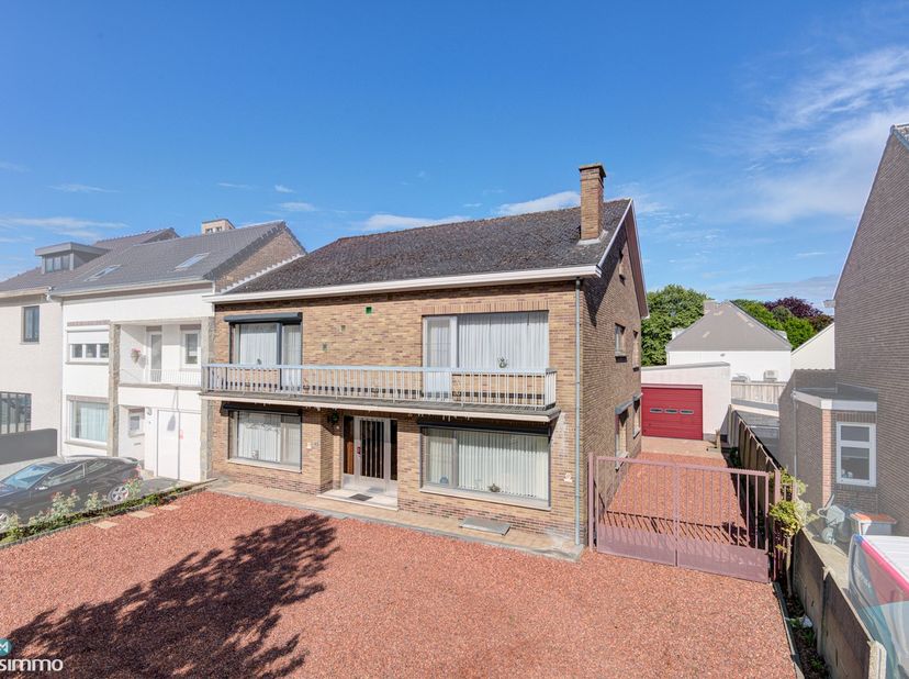 ZEER RUIME WONING MET 5 SLAAPKAMERS, HANDELSRUIMTE EN GROTE VRIJSTAANDE GARAGE OP GUNSTIGE LOCATIE IN LANAKEN<br />
<br />
*** Bekijkt U deze woning v