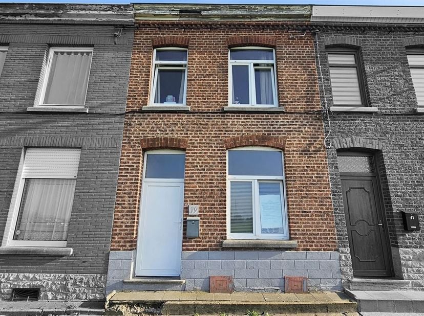 Prix: Offre à partir de 75.000 euros, frais d'agence non inclus et à charge de l'acquéreur.<br />
Maison à rénover + jardin comprenant: <br />
Sous-so