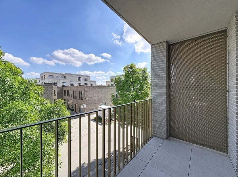 Ben je op zoek naar een hippe uitvalsbasis aan de rand van de stad? Deze moderne studio op Linkeroever biedt je de perfecte combinatie van rust, licht