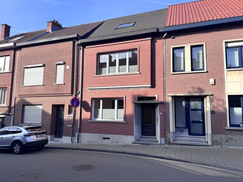 In het centrum van de Leuven, in de rustige en centraal gelegen Noormannenstraat, bevindt zich deze verrassend ruime stadswoning in uitstekende staat