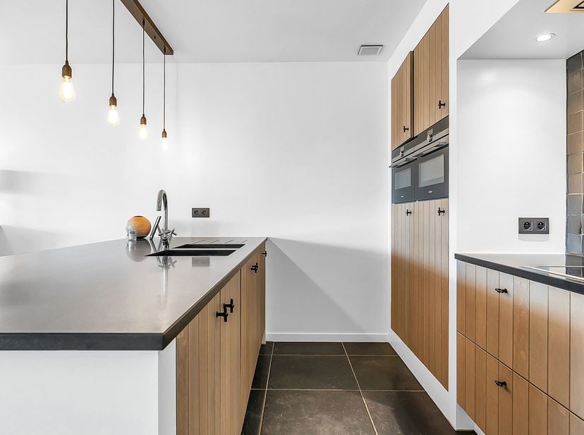 Bent u op zoek naar een ruim, instapklaar appartement waar comfort, luxe en toegankelijkheid centraal staan? Dan zal dit prachtige appartement op de e